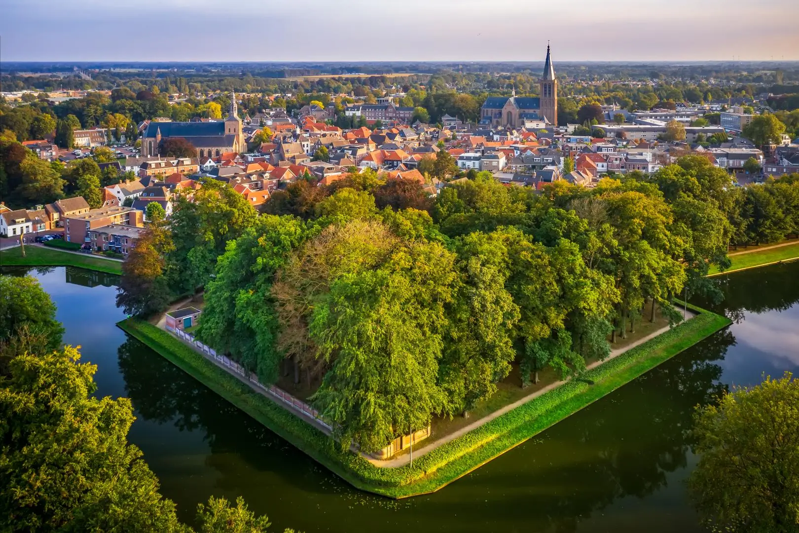 Grolle, zoals de stad Groenlo vroeger heette, kent een roemruchte historie. Vele keren is er om de strategisch belangrijke stad, gestreden. Zo ook in de Tachtigjarige Oorlog. Sindsdien ademt Groenlo, als bakermat van Grolsch bier een bourgondische sfeer van gastvrijheid en vertier.